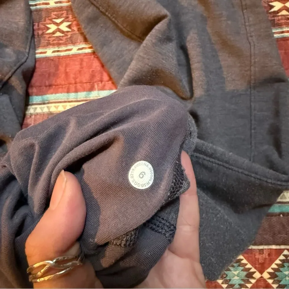 Lululemon women’s Gray Jogger size 6